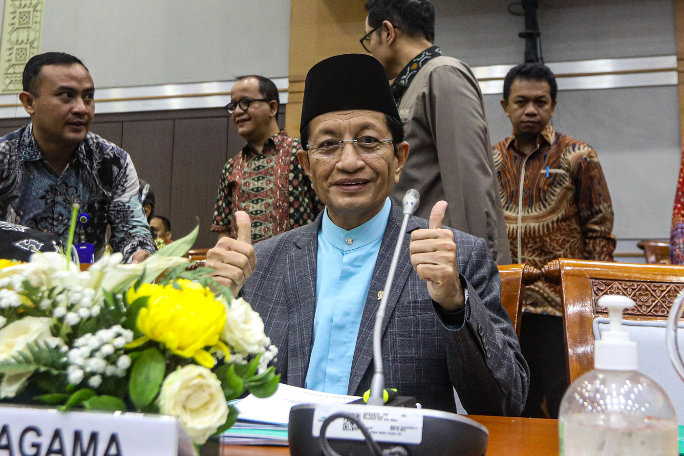 Menteri Agama Nasaruddin Umar (tengah) saat mengikuti rapat kerja dengan Komisi VIII DPR di Kompleks Parlemen, Senayan, Jakarta, Rabu (30/10/2024). (Salman Toyibi/Jawa Pos) - Image