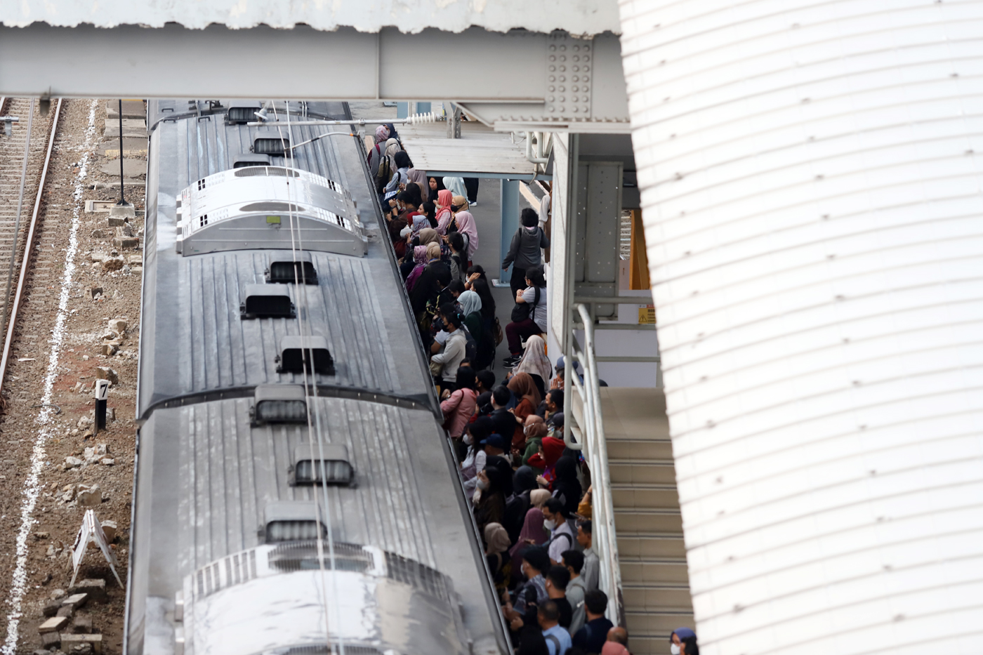 ILUSTRASI: Sejumlah penumpang menunggu kereta rel listrik (KRL) Commuterline Jabodetabek berada di Stasiun Tanah Abang, Jakarta. (Dery Ridwansah/ JawaPos.com)