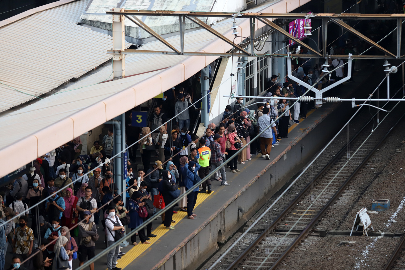 Sejumlah penumpang menunggu kereta rel listrik (KRL) Commuterline Jabodetabek berada di Stasiun Tana