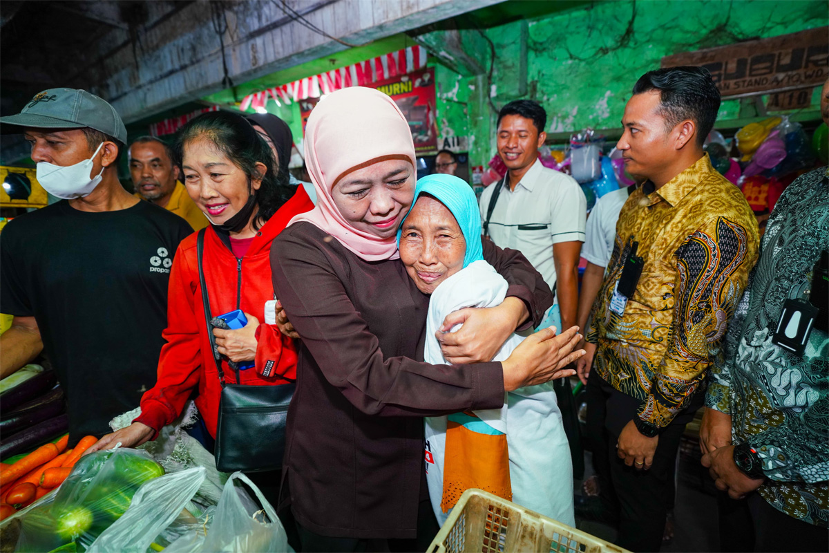 Calon Gubernur Jatim Khofifah Indar Parawansa gesit blusukan di Pasar Wadung Asri Sidoarjo untuk menyapa para pedagang. (Istimewa). - Image