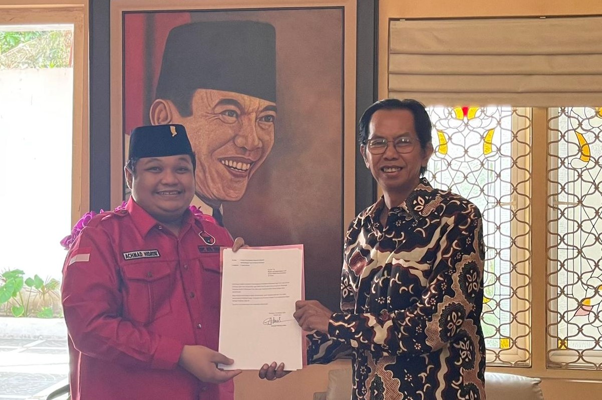 Sekretaris PDIP Surabaya Achmad Hidayat serahkan artikel ilmiah terkait usul Perda Perlindungan Guru kepada Ketua DPRD Surabaya Adi Sutarwijono. (Istimewa) - Image