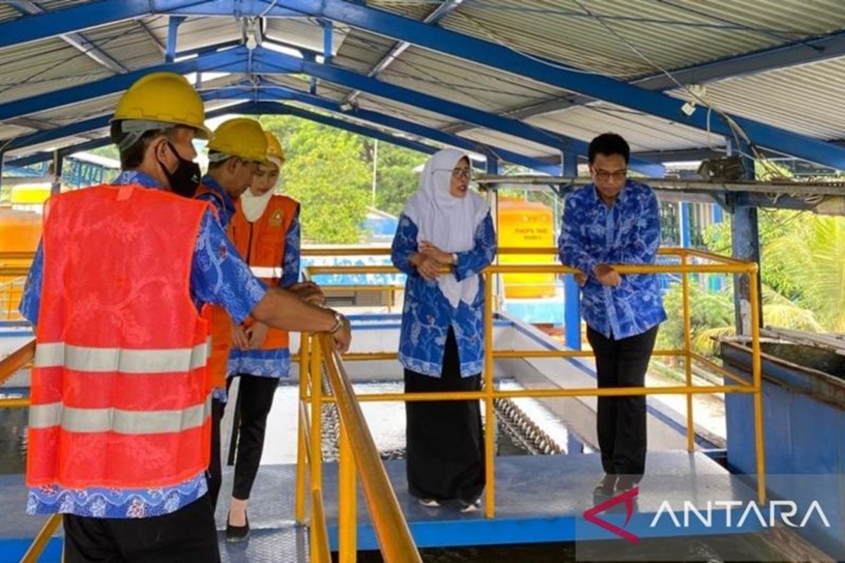 Karyawan mengecek fasilitas di Delta Tirta Sidoarjo. (ANTARA) - Image