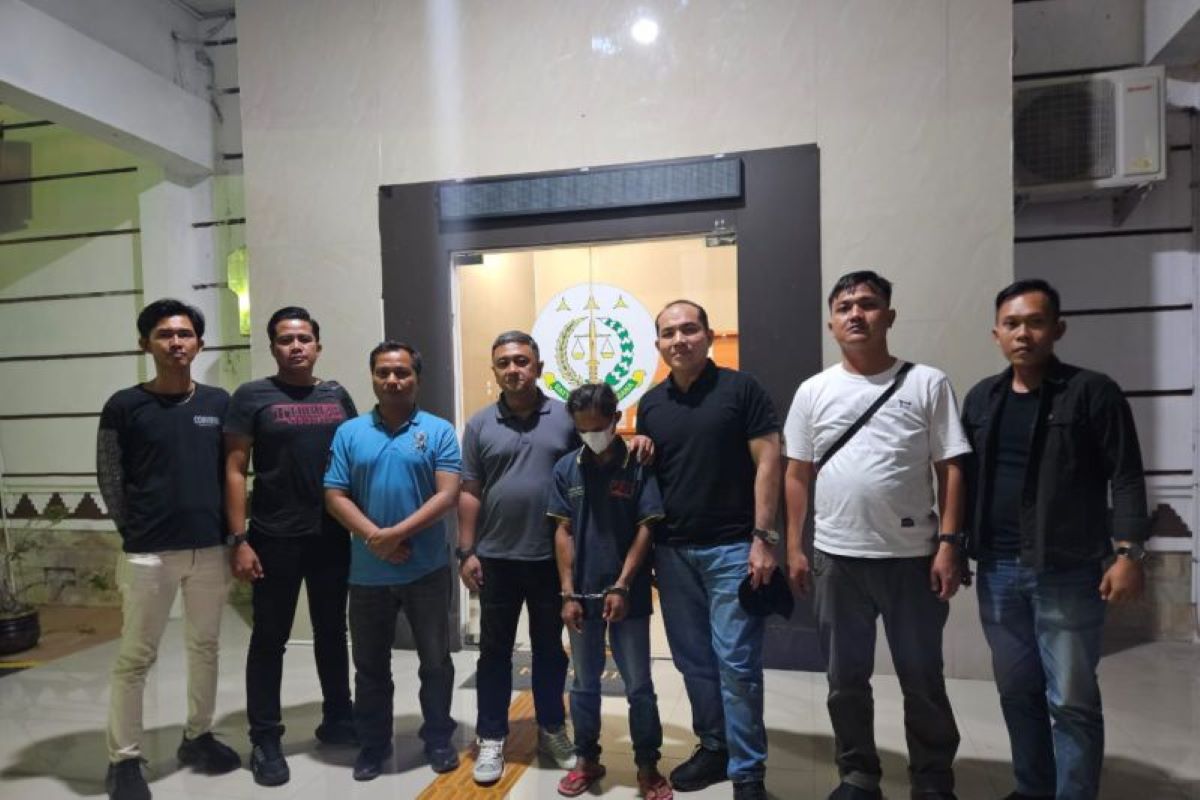 Tim Tabur Kejati Kepri dan Kejari Way Kanan, Lampung, menangkap buronan kasus pencabulan yang melarikan diri setelah divonis 5 tahun penjara, Kamis (31/10). (Penkum Kejati Kepri/Antara) - Image