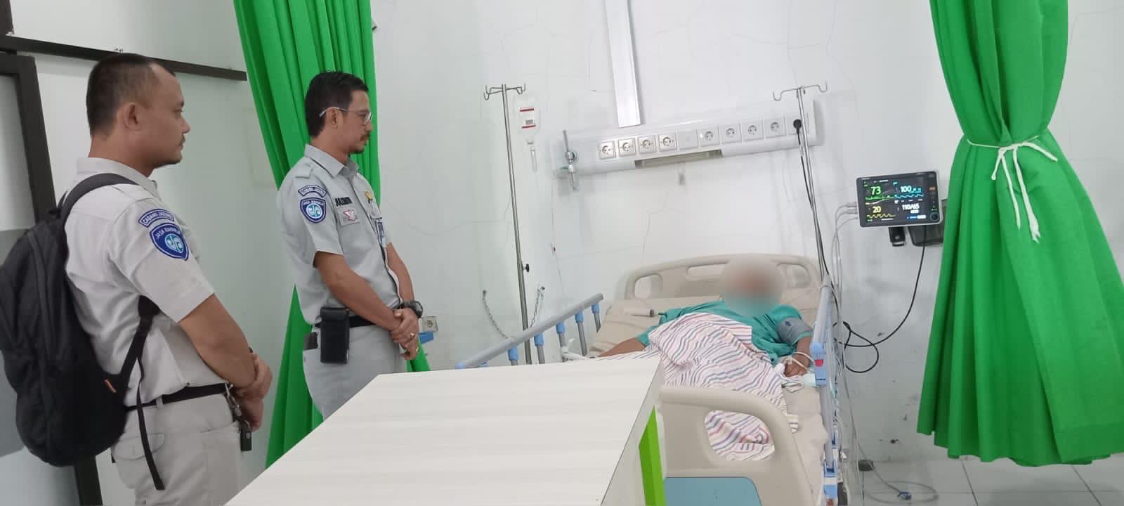 Jasa Raharja menyerahkan santunan kepada kru TVOne, korban kecelakaan di Tol Pemalang. (Istimewa) - Image
