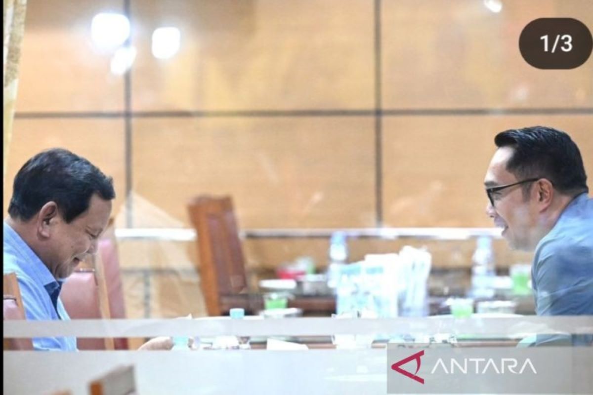 Presiden RI Prabowo Subianto makan malam dengan Ridwan Kamil di Jakarta, Kamis (31/10). (Instagram @prabowo/Antara) - Image