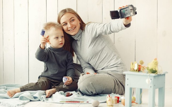 ilustrasi seseorang yang memenuhi media sosial dengan foto anak-anak/ Sumber foto: Freepik - Image