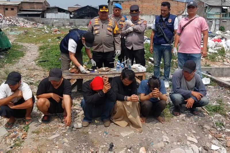 Polisi kembali menggerebek Kampung Boncos, Palmerah, Jakarta Barat dan mengamankan enam orang terduga pengguna narkotika. (ANTARA/HO-Polres Jakbar) - Image