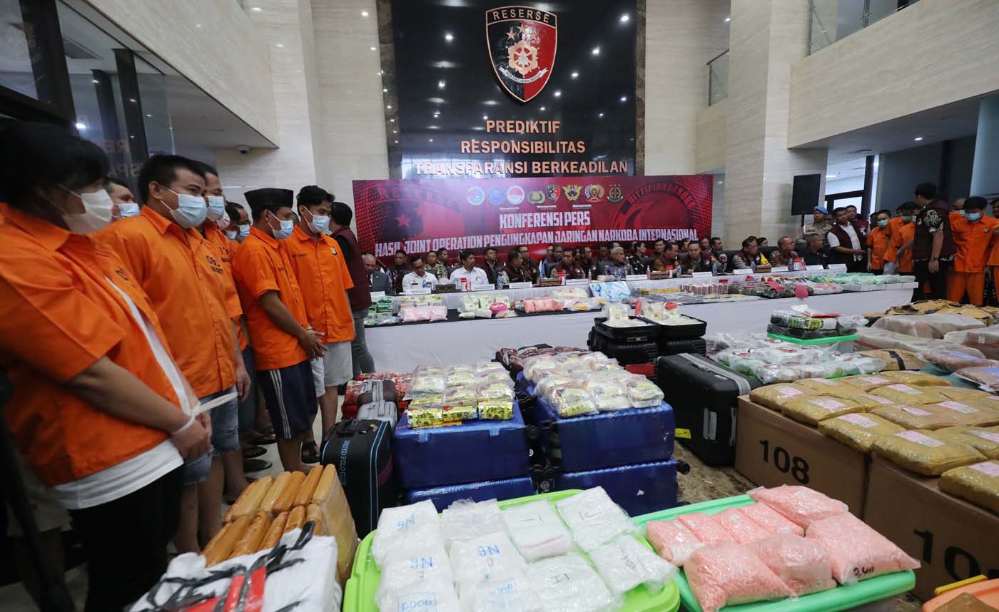 Kabareskrim Polri Komjen Wahyu Widada (tengah) didampingi perwakilan lembaga terkait menyampaikan keterangan terkait pengungkapan jaringan narkoba dalam konperensi pers di Bareskrim Polri, Trunojoyo, Jakarta, Jumat (1/11/2024). (Fedrik Tarigan/ Jawa Pos) - Image