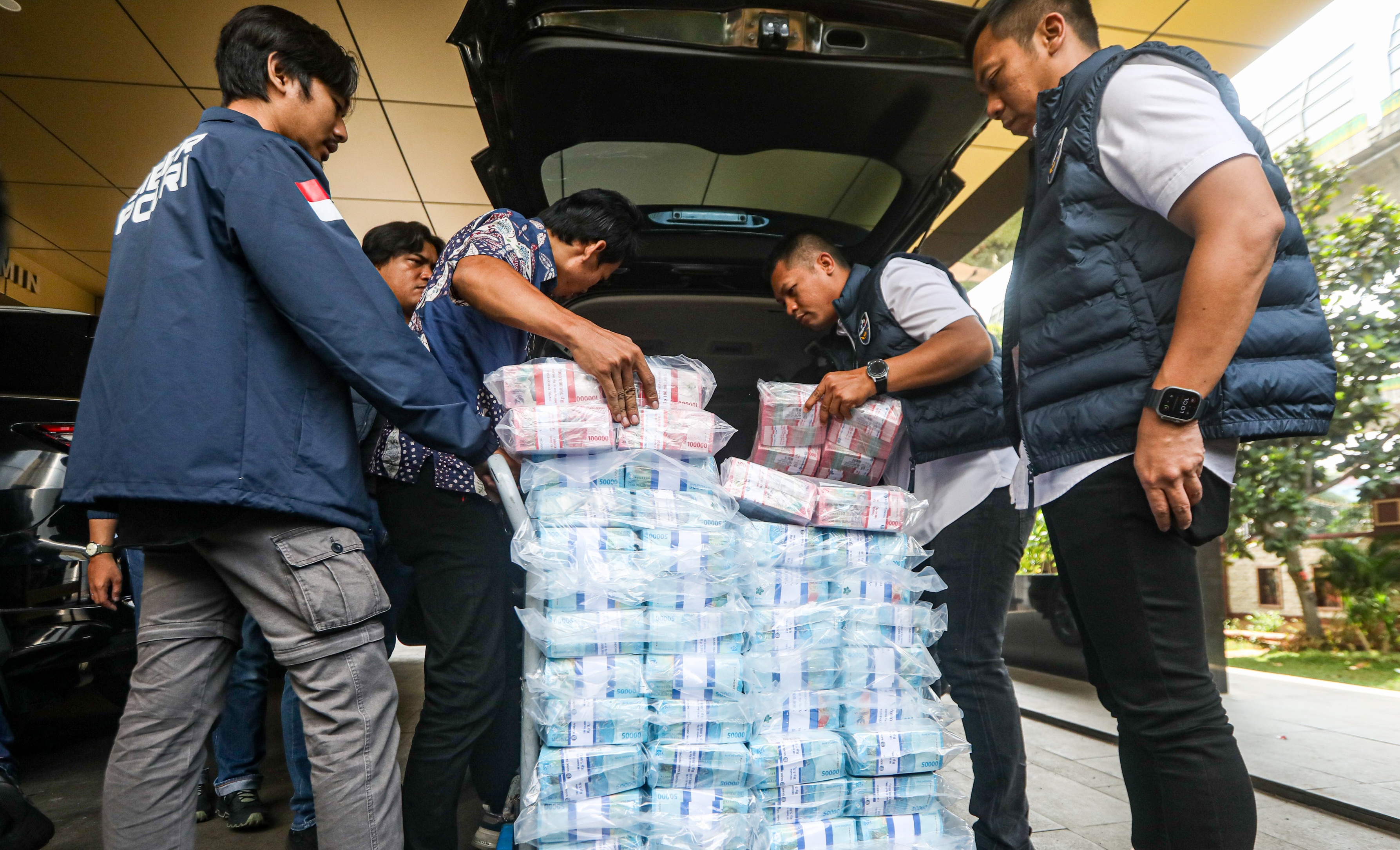 Barang bukti uang tunai saat konferensi pers pengungkapan kasus judi online di Bareskrim Mabes Polri, Jakarta, Sabtu (2/11/2024). (Salman Toyibi/ Jawa Pos) - Image