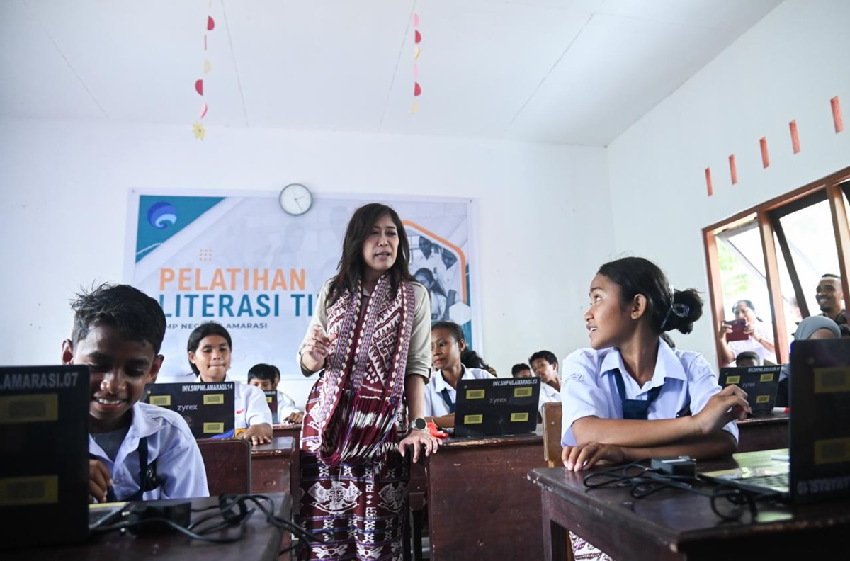 Menteri Komunikasi dan Digital (Menkomdigi) Meutya Hafid meninjau layanan internet untuk pendidikan di Kupang, NTT (30/10). (Hilmi Setiawan/JawaPos.com) - Image
