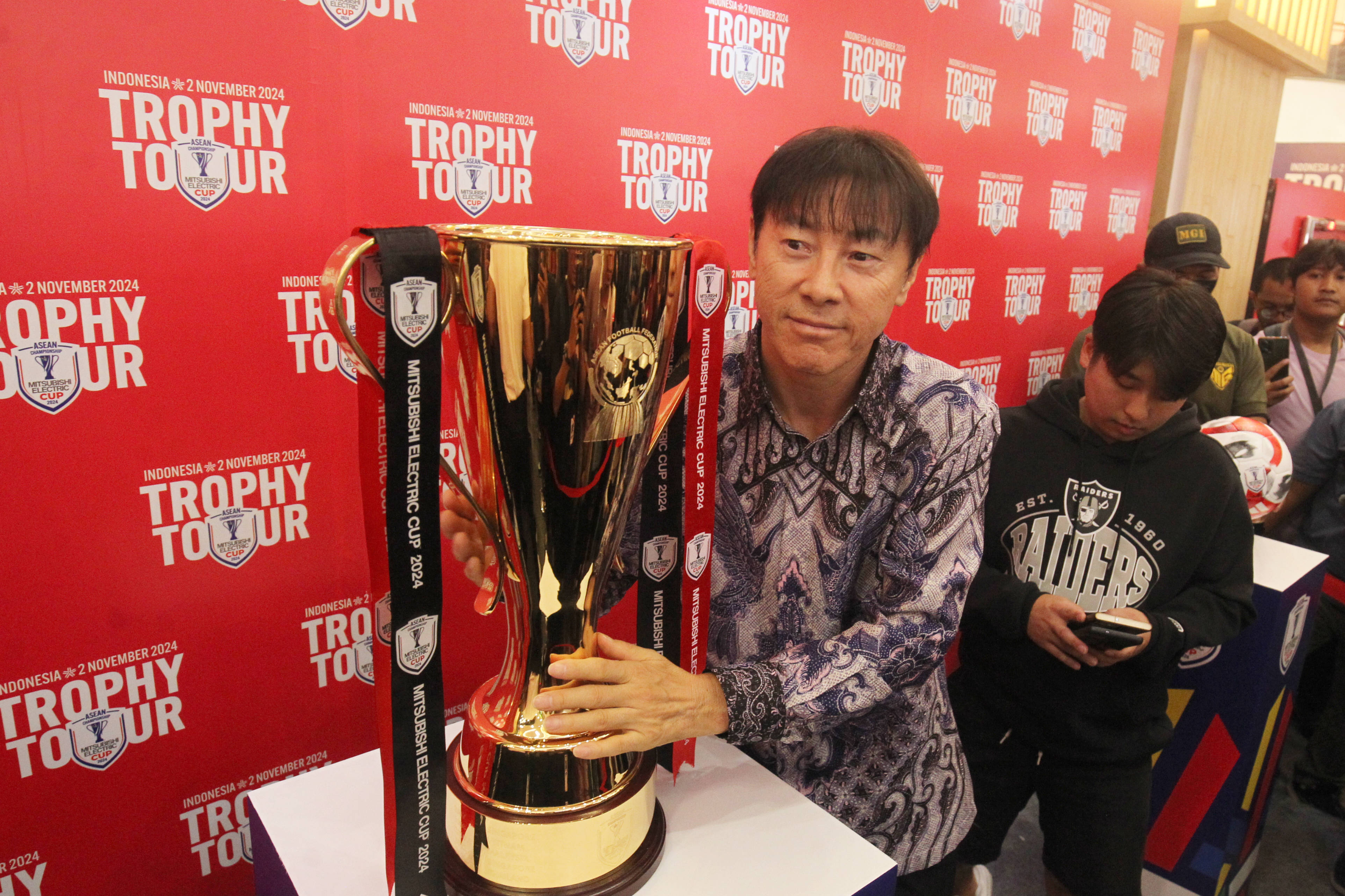 Pelatih Timnas Indonesia Shin Tae Yong memegang Piala AFF pada acara ASEAN Mitsubishi Electric cup 2024 trophy tour di Jakarta, Sabtu (2/11/2024). HARITSAH ALMUDATSIR/JAWA POS - Image