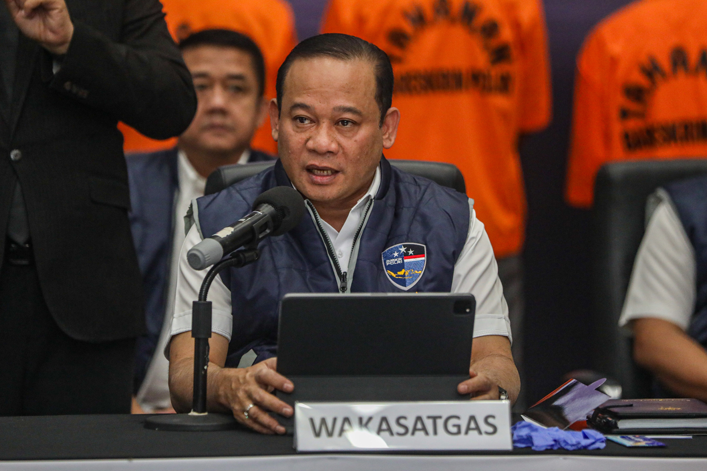 Wakabareskrim Polri Irjen Pol Asep Edi Suheri memberikan keterangan pers terkait kasus judi online di Bareskrim Mabes Polri, Jakarta, Sabtu (2/11/2024). (Salman Toyibi/Jawa Pos) - Image
