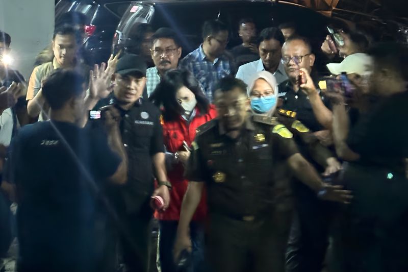 Ibu dari terdakwa Ronald Tannur (RT) yang berinisial MW (Meirizka Widjaja) (tengah) digiring petugas di Kejaksaan Tinggi Jawa Timur, Surabaya, pada Senin (4/11/2024). (ANTARA/HO-Kejaksaan Agung RI) - Image