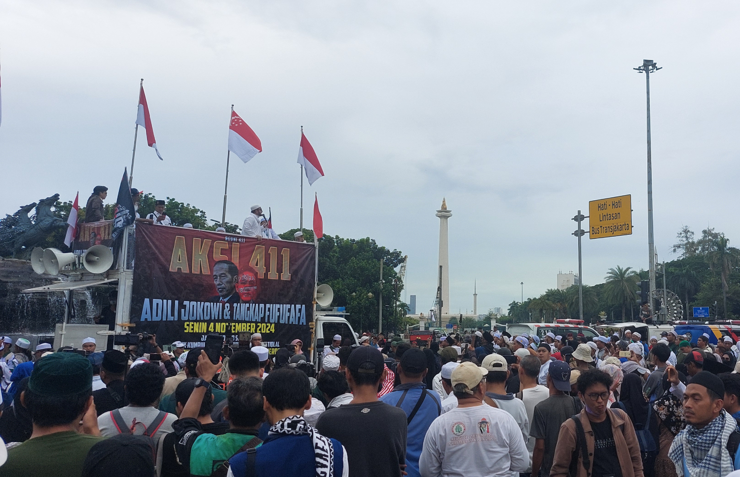 Habib Muhammad Hanif Alatas berorasi saat aksi 411 di kawasan patung kuda Monas, Jakarta Pusat, Senin (4/11/2024). (Ryandi Zahdomo) - Image