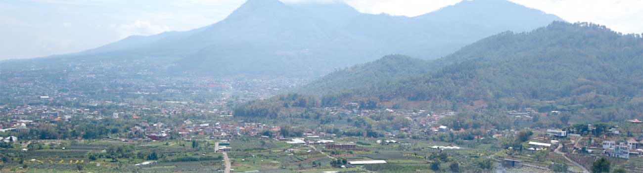 SPOT ANDALAN: Pengunjung Desa Wisata Punten bisa menyaksikan pemandangan Kota Batu dari ketinggian. (JAWA POS RADAR MALANG) - Image