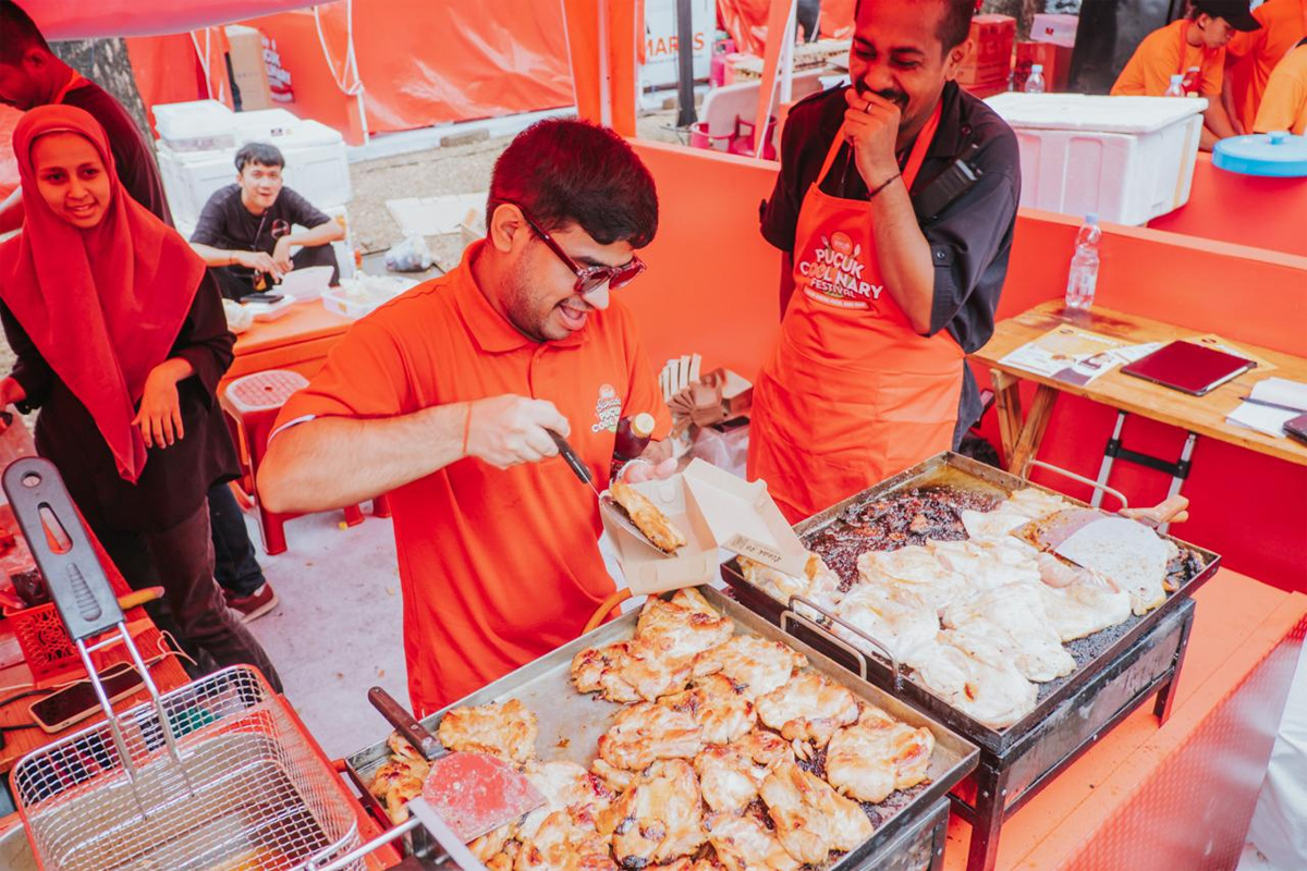 Sebanyak 200 Usaha Mikro Kecil dan Menengah (UMKM) Kuliner dan 500 jenis makanan meramaikan event Pucuk Coolinary Festival 2-3 November 2024 di Gelora Bung Karno (GBK) Parkir Timur Senayan, Jakarta. - Image