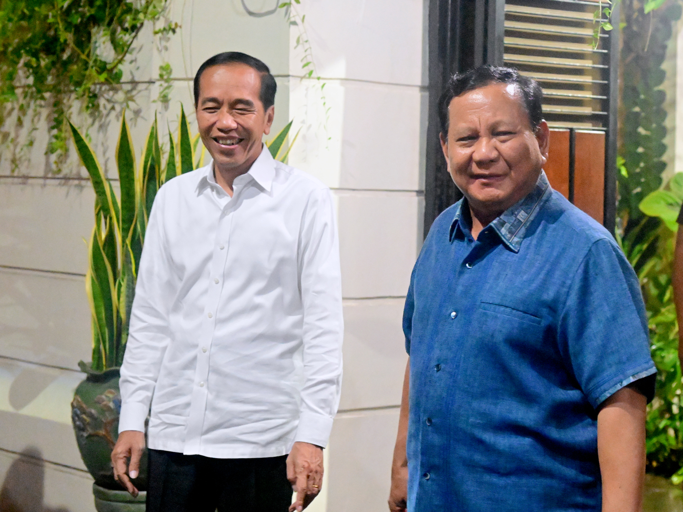 Presiden Prabowo Subianto berbincang dengan Presiden RI ketujuh Joko Widodo saat makan malam di Solo, Jawa Tengah, Minggu (3/11/2024). (Rusman - Biro Pers Sekretariat Presiden) - Image