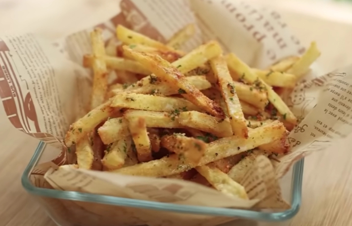 Resep Kentang Goreng Ala Rumahan dengan Saus Seaweed Mayo dan Saus Truffle - Image