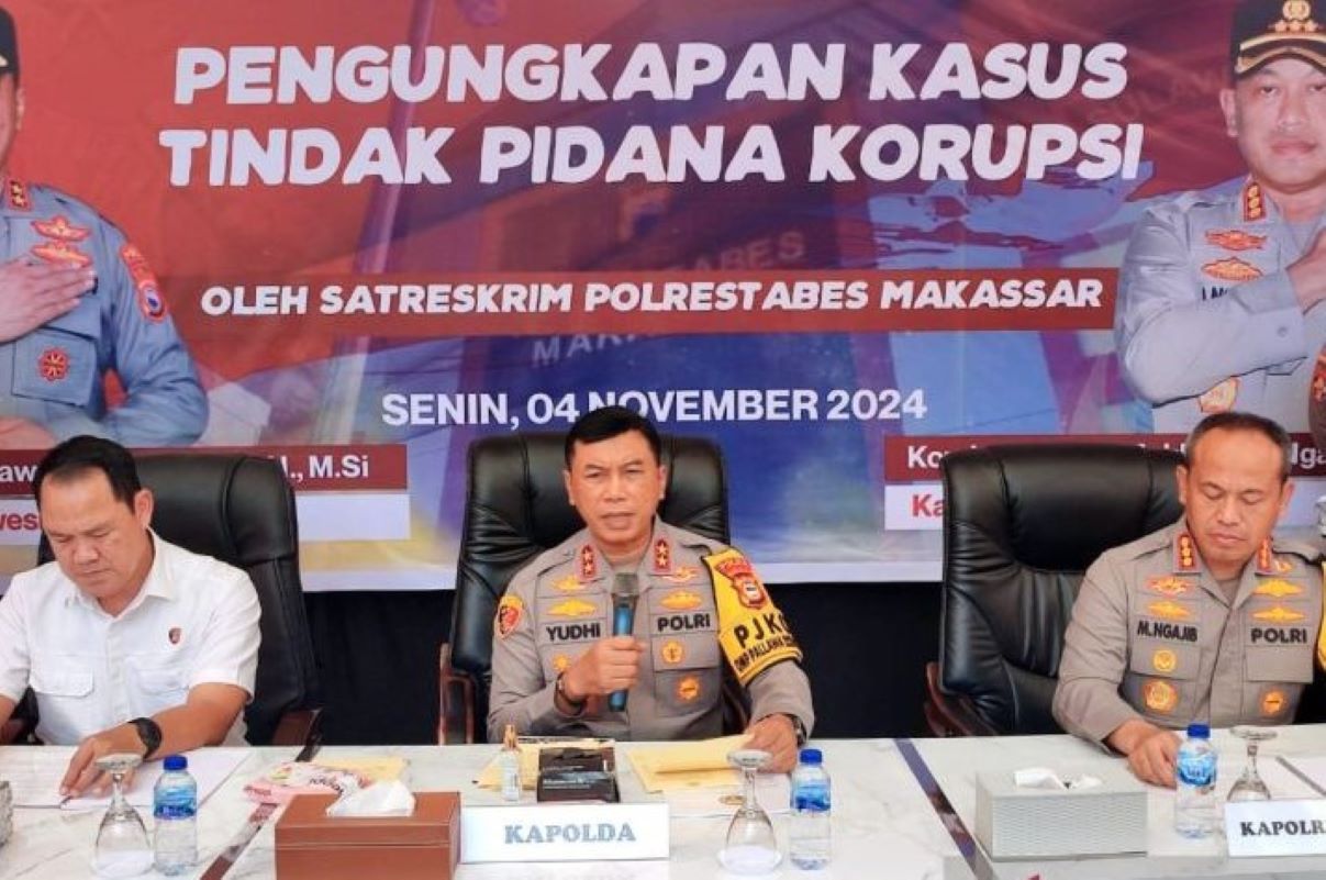 Kapolda Sulsel Irjen Pol Yudhiawan Wibisono (tengah) didampingi Kapolrestabes Makassar Kombespol Mokh Ngajib (kanan) dan Direskrimsus Polda Sulsel Kombespol Dedi Supryadi. (Darwin Fatir/Antara) - Image
