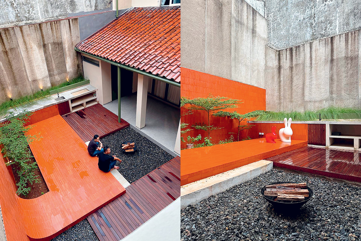 MEMBUMI: Suansana taman belakang dengan material tarakota dan kayu yang memberikan kesan kaya akan tekstur dan warna alami. Ada unsur perapian yang menambah sisi unik. (Dokumentasi Samitrayasa) - Image
