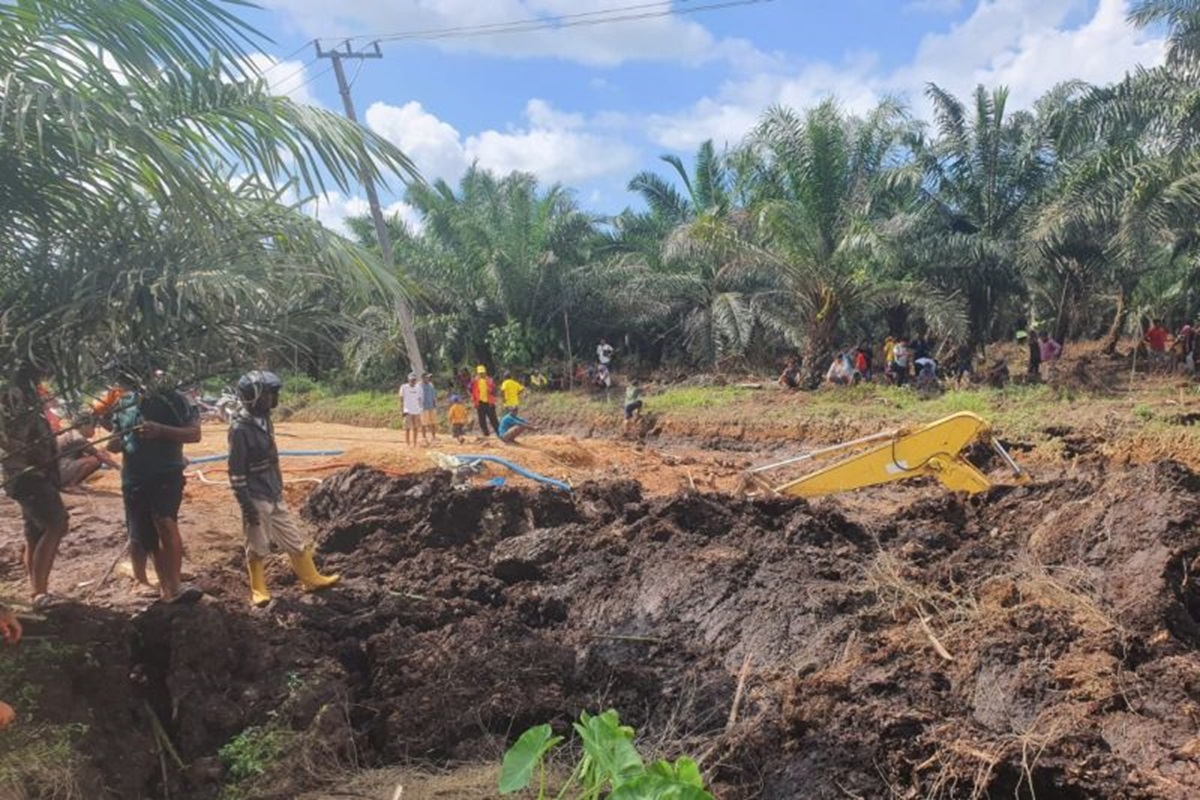 Satu unit ekskavator jadi korban tanah bergerak (likuifaksi) di Mamuju Tengah, Sulawesi Barat. (ANTARA) - Image
