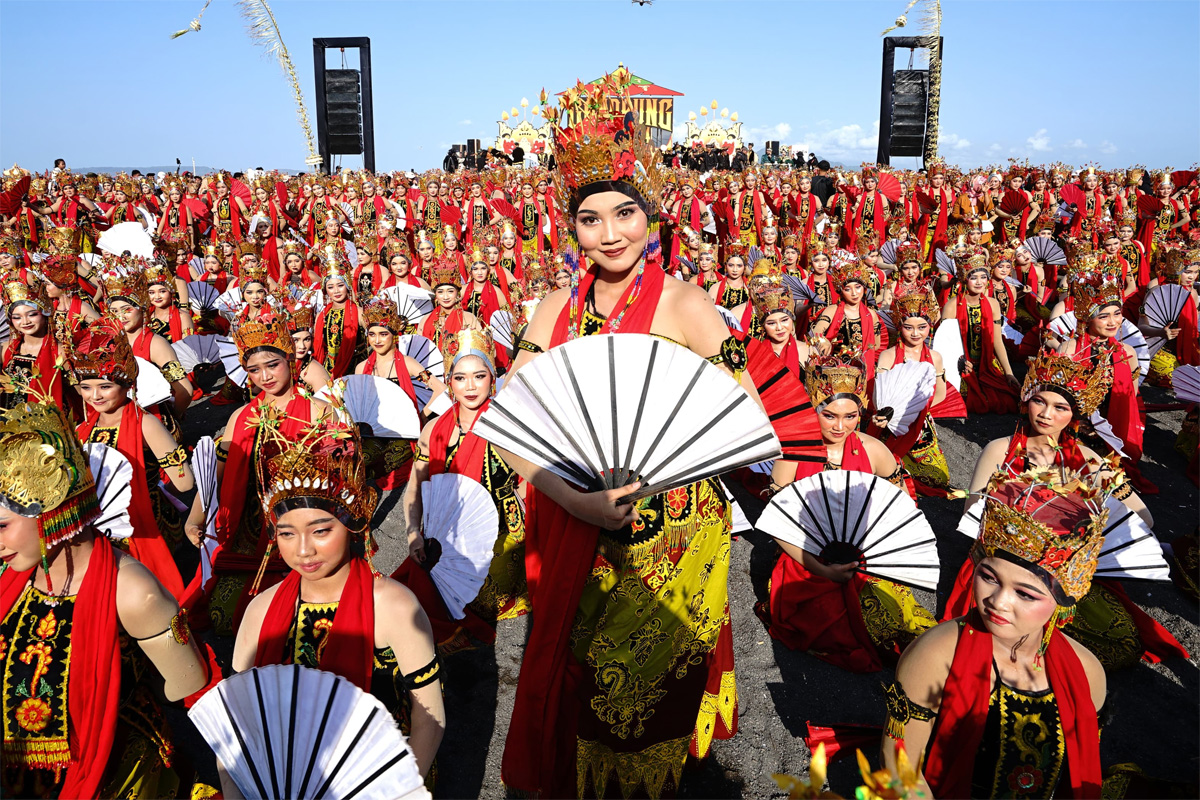 Sebanyak 1.350 penari secara kolosal membawakan tarian Gandrung di Pantai Marina Boom, Banyuwangi, Jawa Timur. (Istimewa). - Image