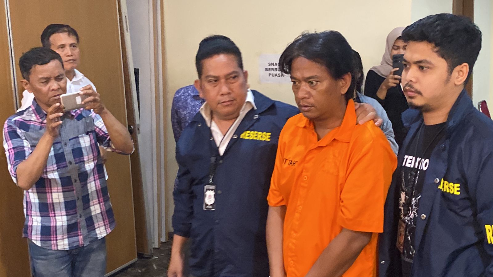 KENAKAN BAJU TAHANAN: Fauzan Fahmi, tersangka yang memenggal kepala istri siri di Curug, Tangerang, Minggu malam (27/10/2024). (Humas Polda Metro Jaya) - Image