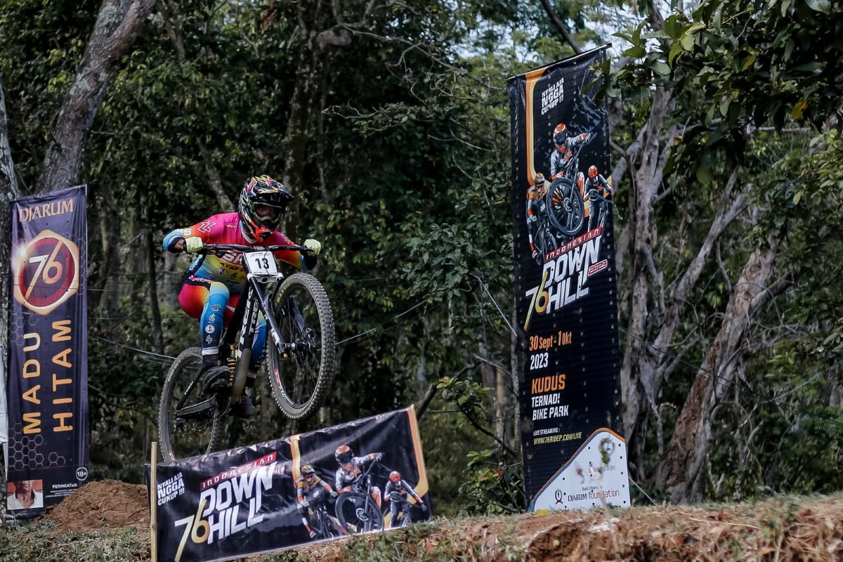 Kejuaraan balap sepeda 76 Indonesian Downhill 2024 memasuki putaran terakhir di Klemuk Bike Park, Batu, Jawa Timur, pada Sabtu-Minggu (9-10/11). (Istimewa) - Image