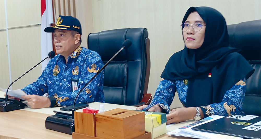 Sekretaris Korpri Kota Jogja Dedi Budiono (kiri) didampingi penguru Korpri Kota Jogja Andriana Widiantari saat menyampaikan keterangan kegiatan Pados Jodho. (IWAN NURWANTO/JAWA POS RADAR JOGJA) - Image