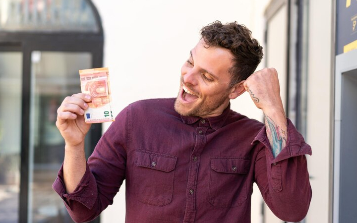 ilustrasi seseorang yang menggenggam tiket hidup, mewah/ Sumber foto: Freepik - Image