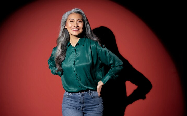 ilustrasi seseorang yang menjadi lebih cantik dan percaya diri seiring bertambahnya usia/ Sumber foto: Freepik - Image