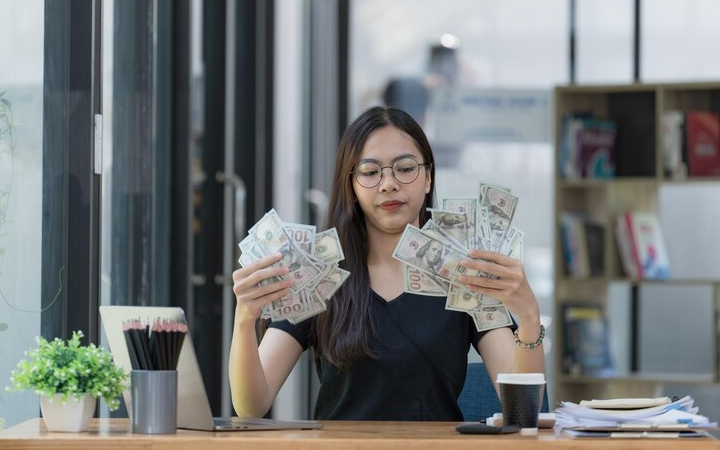 ilustrasi seseorang yang menyusul menjadi kaya raya dan berlimpah rezeki/ Sumber foto: Freepik - Image