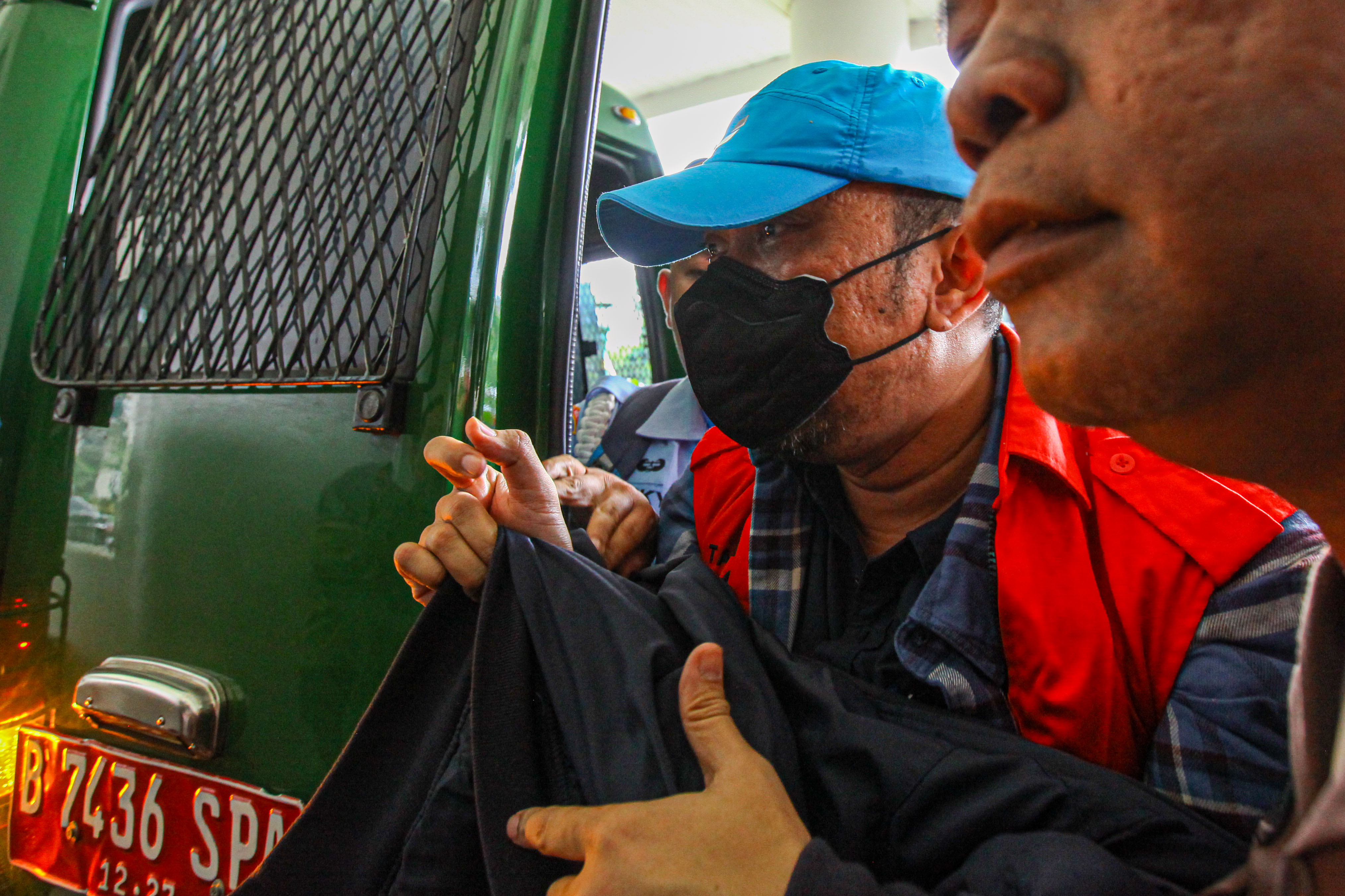 Tersangka Hakim kasus suap vonis bebas terhadap terdakwa Gregorius Ronald Tannur, Heru Hanindyo tiba di Kejaksaan Agung RI, Jakarta, Selasa (5/11/2024). (Miftahul Hayat/ Jawa Pos) - Image
