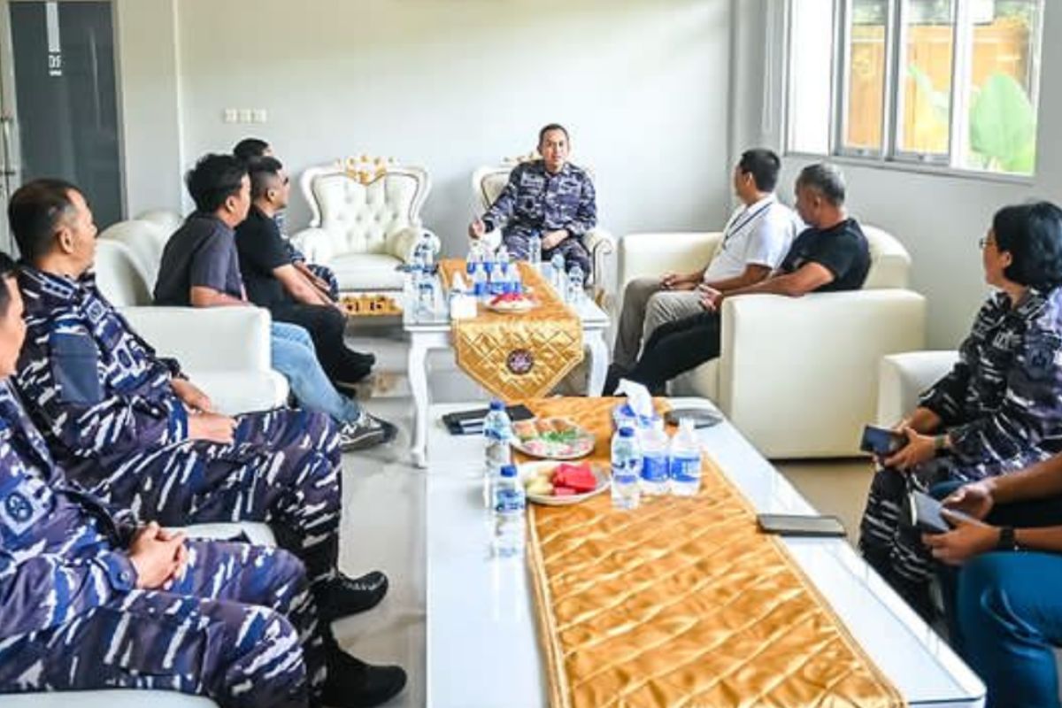 Potret manajemen Persebaya Surabaya ketika bertemu dengan Dinas Psikologi Angkatan Laut. (Media Persebaya) - Image