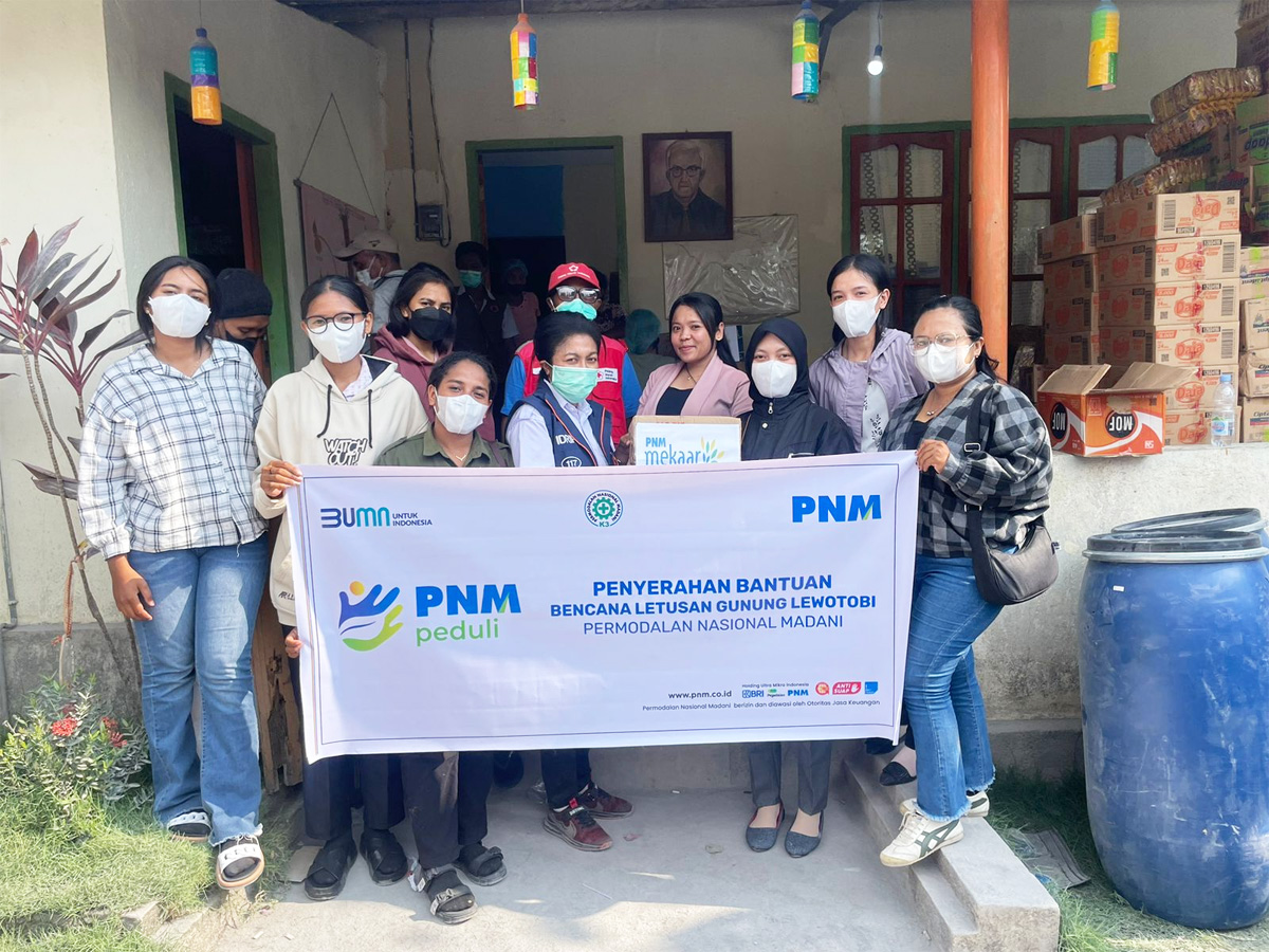 PNM Peduli menyalurkan bantuan bagi masyarakat Kabupaten Flores Timur yang terdampak erupsi Gunung Lewotobi Laki-Laki di Flores NTT. (Istimewa). - Image
