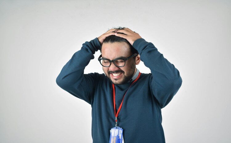 Ilustrasi orang yang terlalu peduli pendapat orang lain. (Unsplash.com/AhmadGunnaivi) - Image