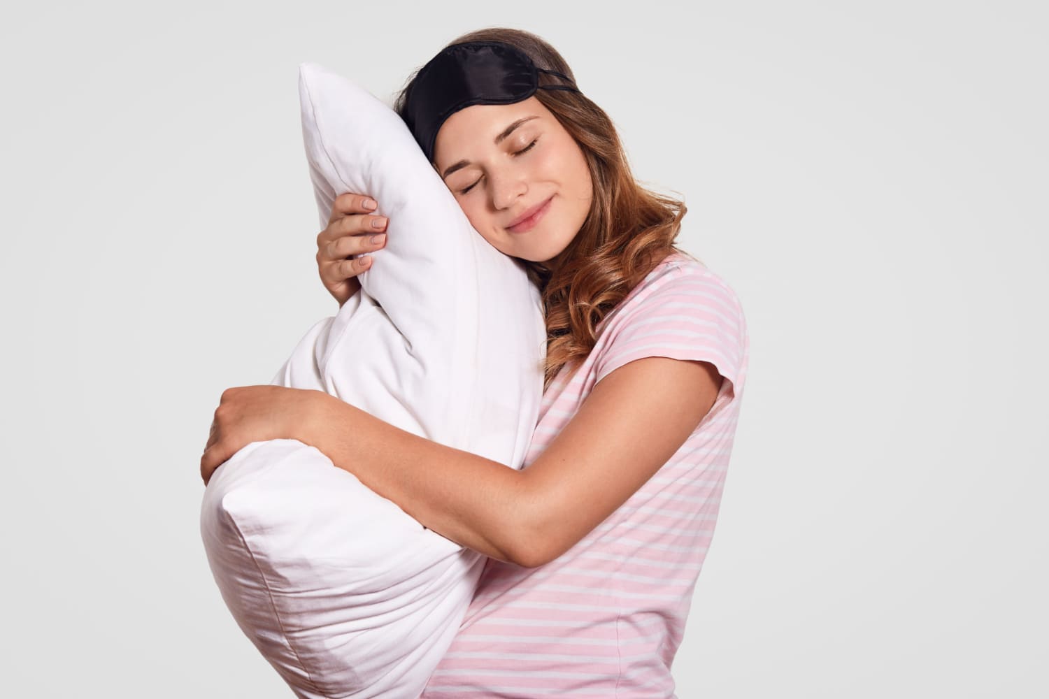 ilustrasi perempuan memegang bantal. Sumber foto: Freepik - Image