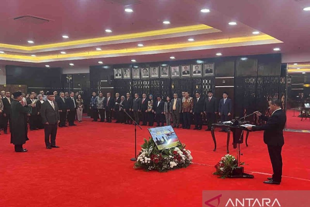 Djoko Siswanto dilantik oleh Bahlil Lahadalia sebagai Kepala SKK Migas, Kamis (7/11). (ANTARA) - Image