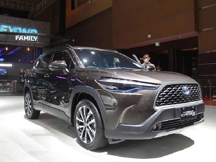 Toyota Corolla Cross hybrid yang di Dipajang di salah satu pameran otomotif. - Image