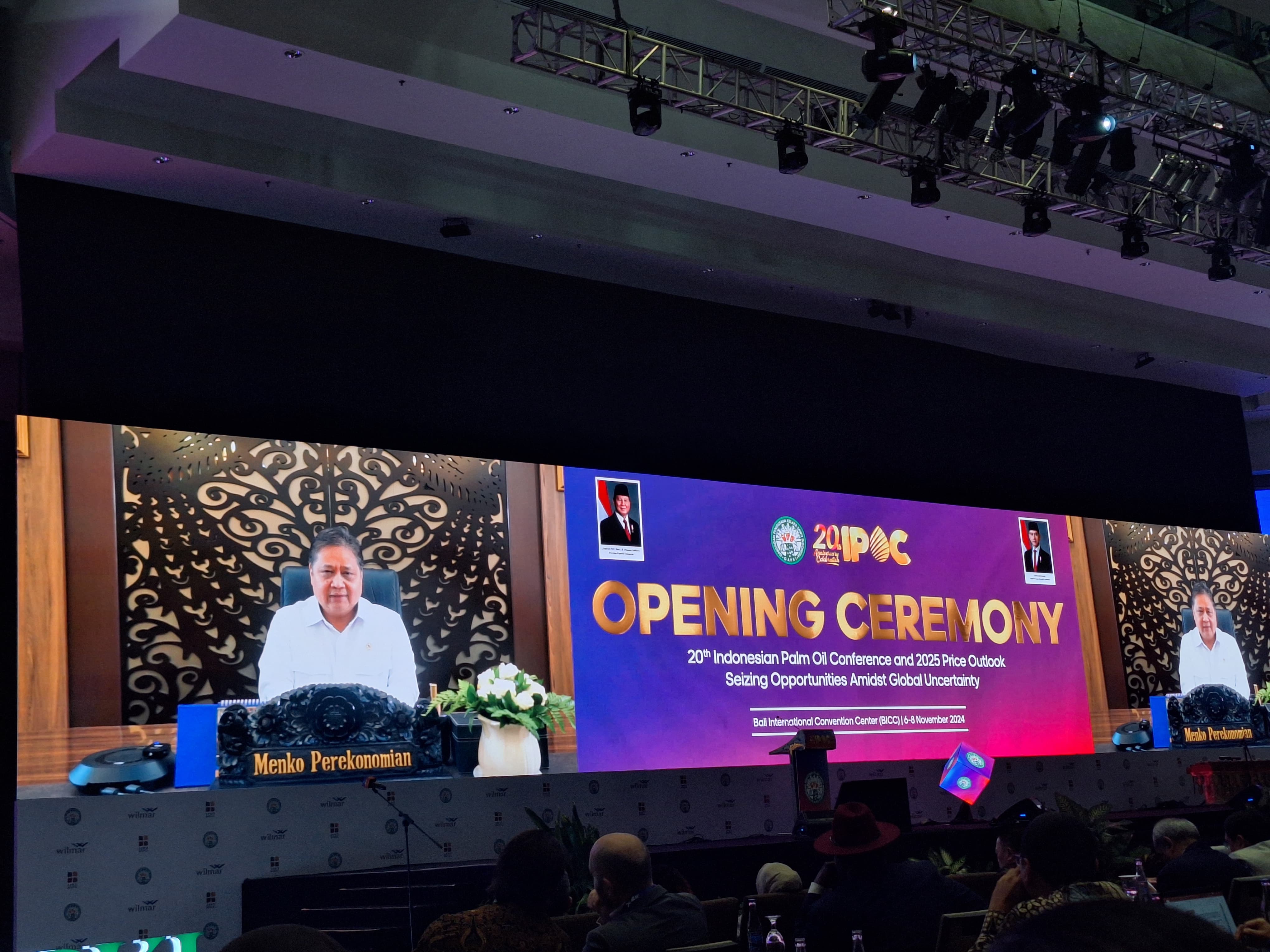 Menko perekonomian Airlangga Hartarto membuka ajang pertemuan pelaku usaha sawit terbesar Indonesia, IPOC 2024, Kamis (7/11) di Nusa Dua Bali. (Bayu Putra/JawaPos.com) - Image