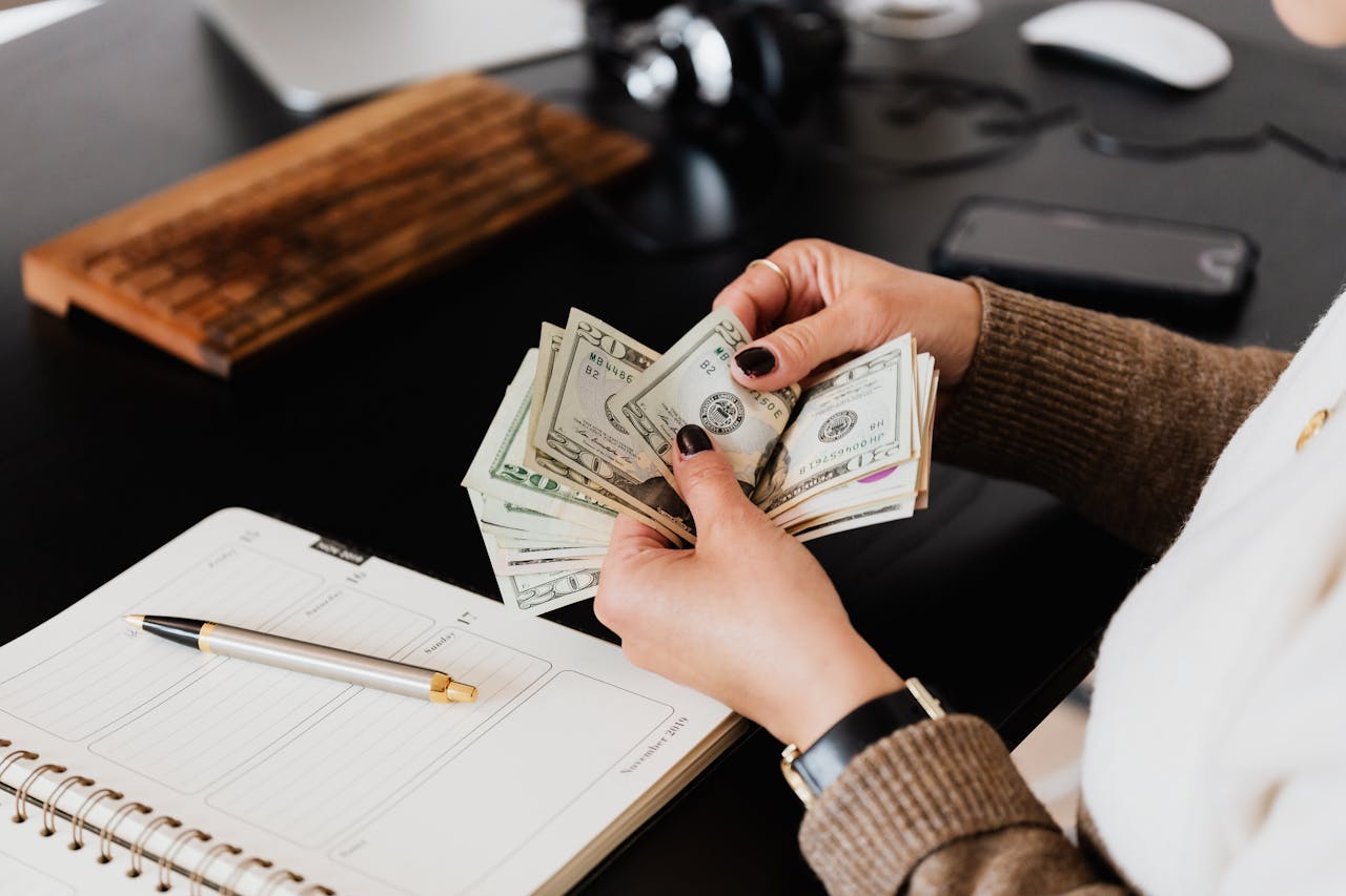 9 Kebiasaan Buruk yang harus ditinggalkan untuk mencapai kebebasan finansial. (pexels.com) - Image
