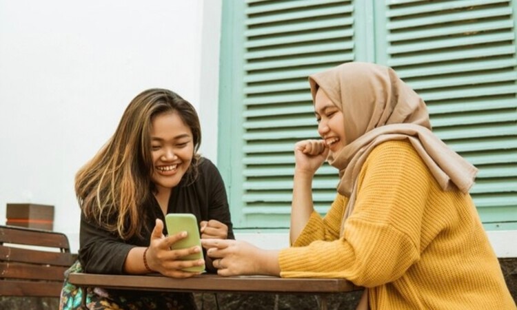 Ilustrasi orang sedang menggunakan sosial media (Freepik) - Image