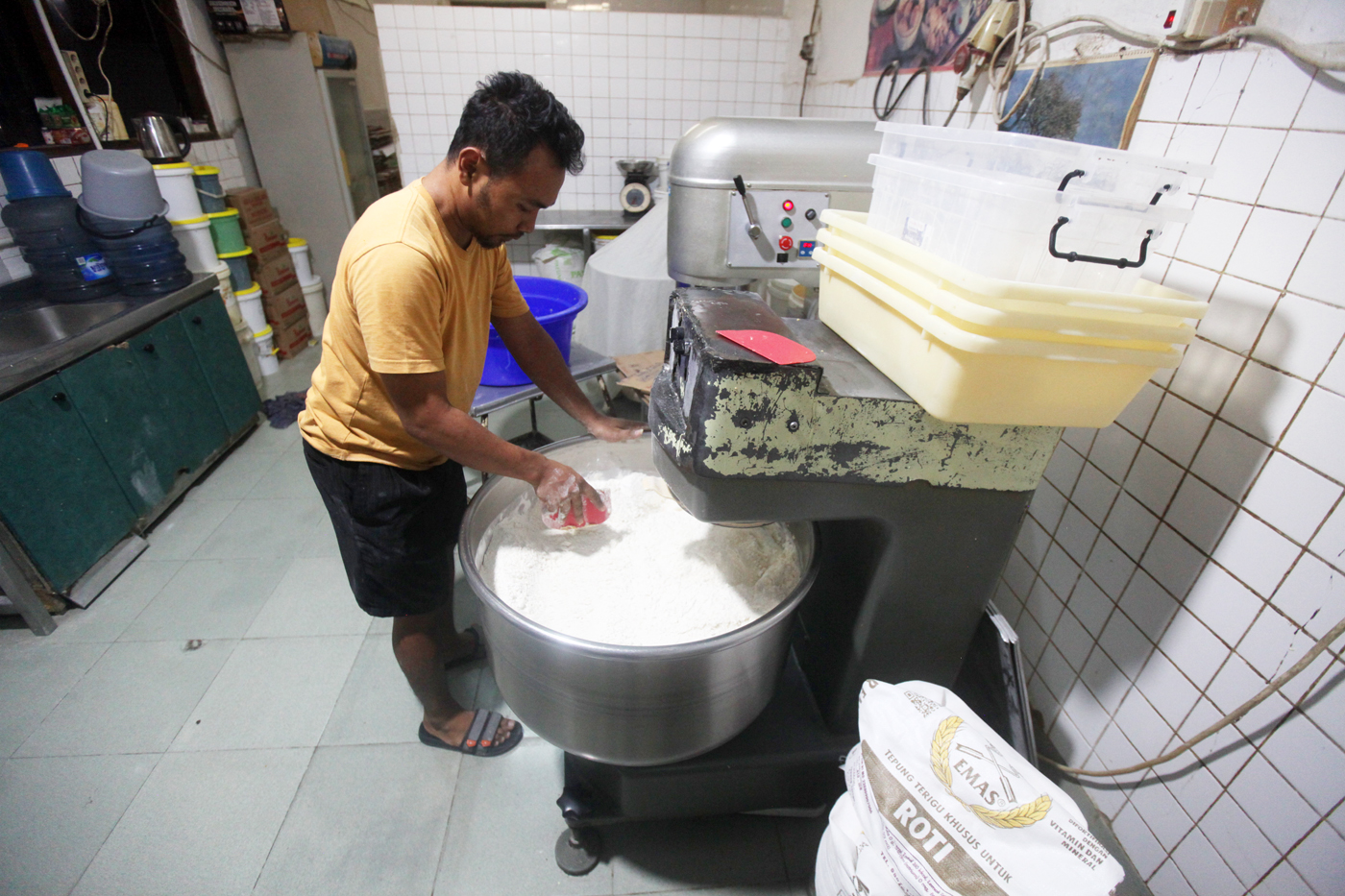 Aktivitas pekerja saat produksi roti di Toko Roti Gelora di Gang Obat, Jatinegara, Jakarta Timur. (D