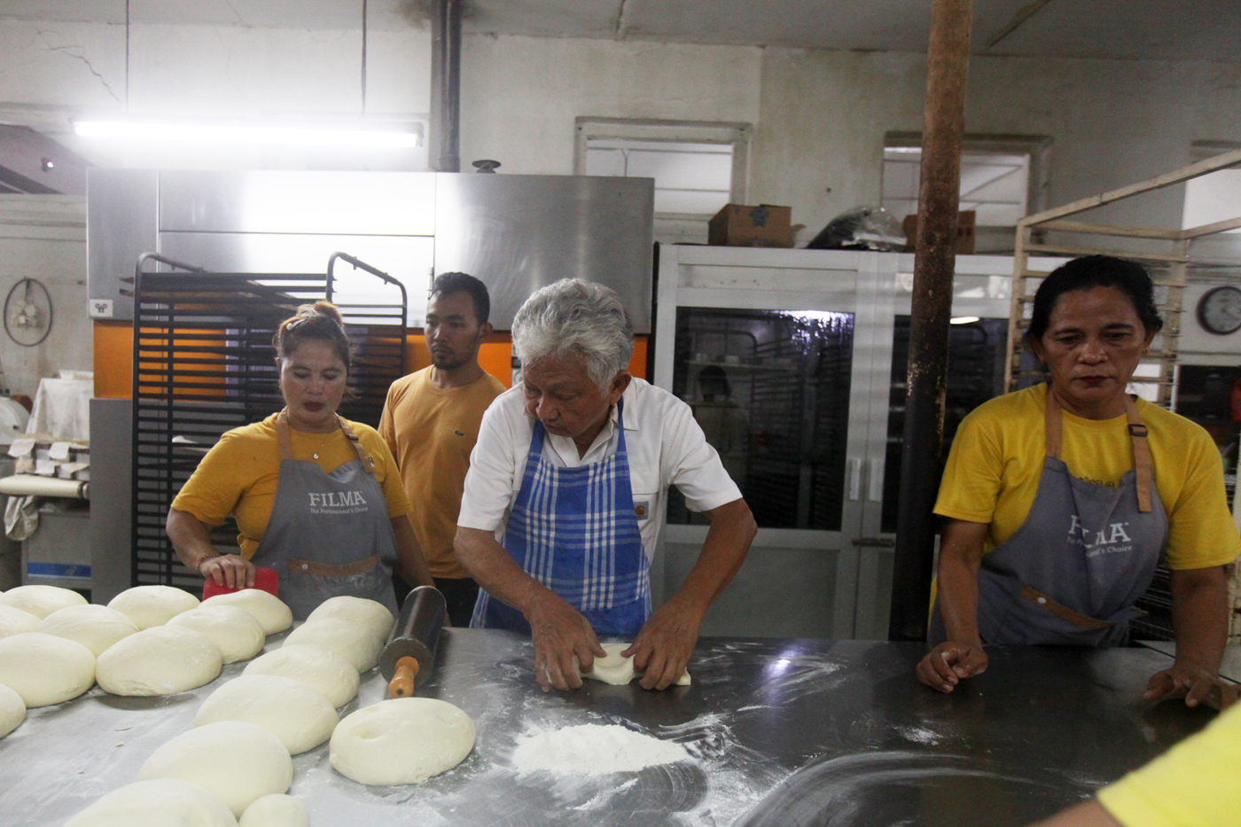 Aktivitas pekerja saat produksi roti di Toko Roti Gelora di Gang Obat, Jatinegara, Jakarta Timur. (D