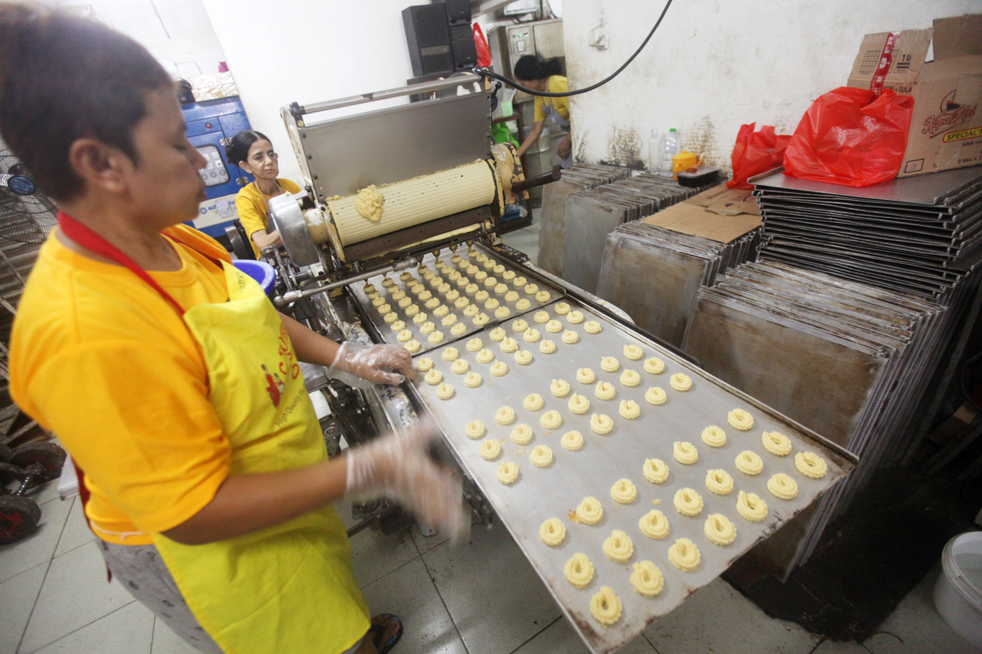 Aktivitas pekerja saat produksi roti di Toko Roti Gelora di Gang Obat, Jatinegara, Jakarta Timur. (D