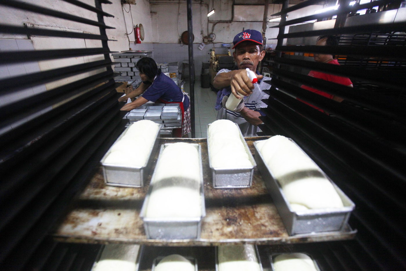 Aktivitas pekerja saat produksi roti di Toko Roti Gelora di Gang Obat, Jatinegara, Jakarta Timur. (D