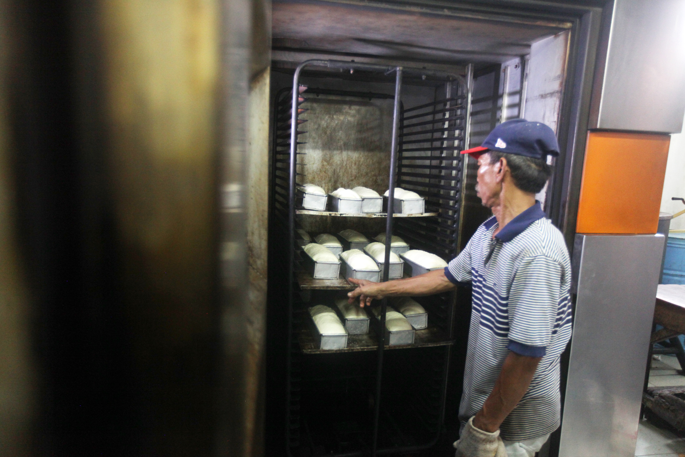 Aktivitas pekerja saat produksi roti di Toko Roti Gelora di Gang Obat, Jatinegara, Jakarta Timur. (D