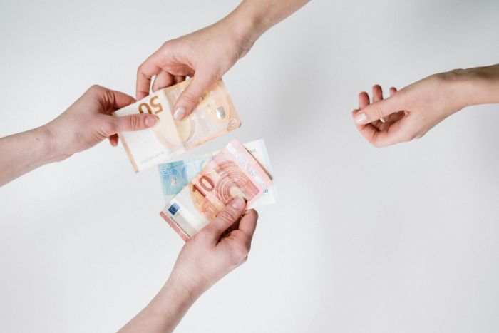 JawaPos.com - Memiliki sifat sosial yang suka membantu orang yang sedang dalam kesulitan adalah salah satu yang tak terpisahkan dari mencari keberkahan./Pexels. - Image