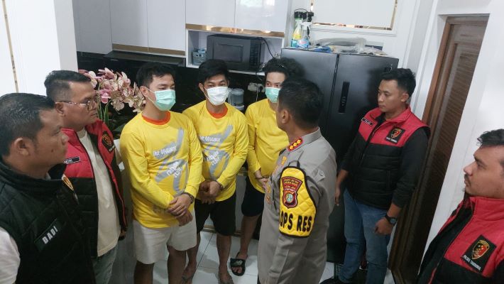 Polres Metro Jakarta Barat menggerebek sebuah rumah mewah sebagai markas sindikat oenhualan rekening bank untuk judi online di kamboja di Perum Cengkareng Indah, RT 005, RW 14, kelurahan Kapuk. (Ist) - Image