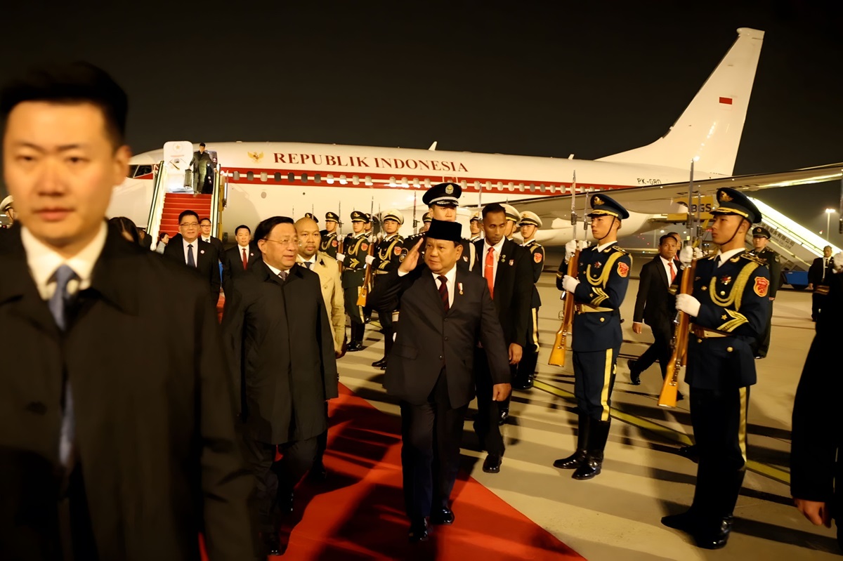 Presiden Prabowo Subianto tiba di Beijing Capital International Airport dalam kunjungan pertamanya ke Tiongkok, Jumat (8/11). (istimewa) - Image